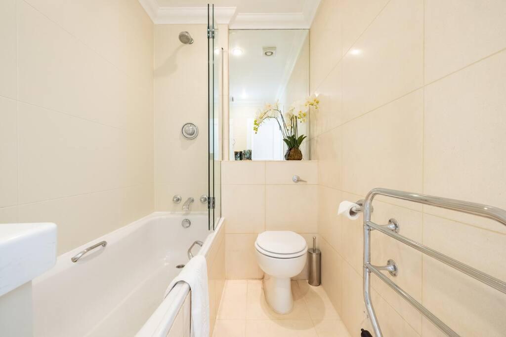 Casa de Férias Spacious One Bedroom Flat By South Kensington 3 Month Minimum *